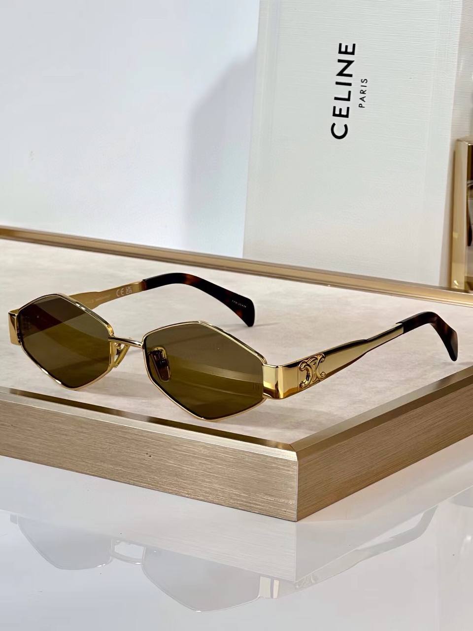Celine E1114